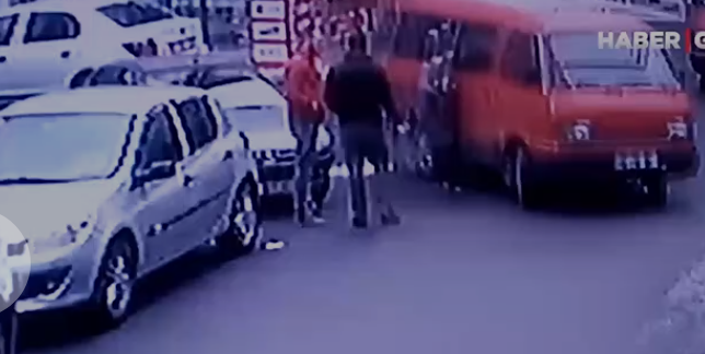 Sürücülük vəsiqəsi olmadan sükan arxasına oturdu - Adam vurdu - VİDEO