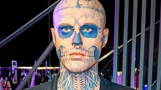 Dünyanın ən tatulu adamını tatusuz GÖRÜN - "Litrlərlə" tonal krem getdi... - VİDEO