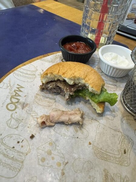 "Mado"da övladına aldığı yeməyin içindən bu çıxdı - Foto