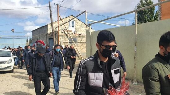 Koronavirusdan vəfat edən jurnalist dəfn olunub - FOTO