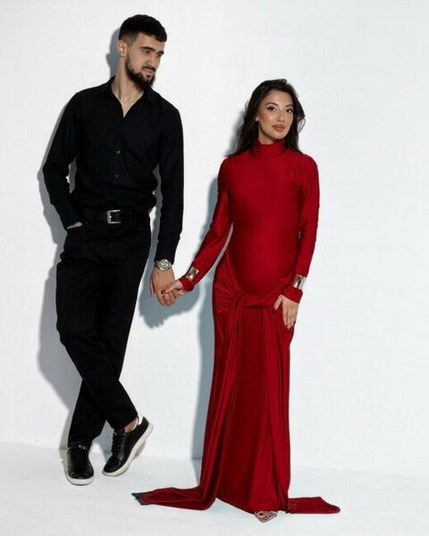 Azərbaycanlı futbolçu xanımı və qızı ilə fotosessiya etdirdi