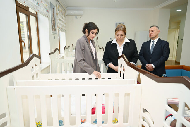 Mehriban Əliyeva qızı ilə körpələr evində - Fotolar