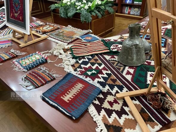 Gürcüstanda yaşayan əcnəbilər Azərbaycan xalçaları toxumağı öyrəniblər - FOTO