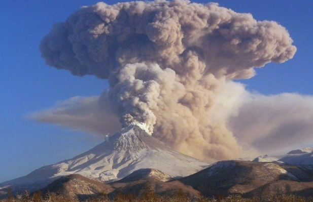 Kamçatkadakı vulkan 9 kilometr hündürlüyə kül püskürdü