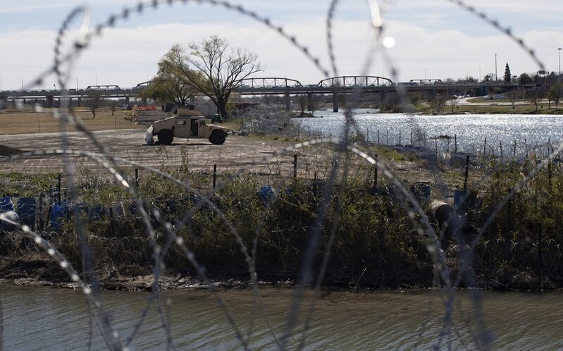 Texas sərhədi qorumaq üçün 2,3 min nəfərlik hərbi düşərgə tikir