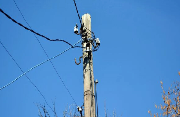 Dövlət qurumunun əməkdaşları elektrik dirəyindən yıxıldılar - Ölən var