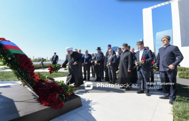 27 Sentyabr - Anım Günü ilə əlaqədar dövlət və hökumət rəsmiləri Zəfər parkını ziyarət ediblər - FOTO+YENİLƏNİB