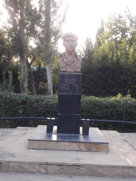 2 şəhidin abidəsi ucaldılan park baxımsız qalıb, yolları kələ-kötürdür - ŞİKAYƏT - FOTO