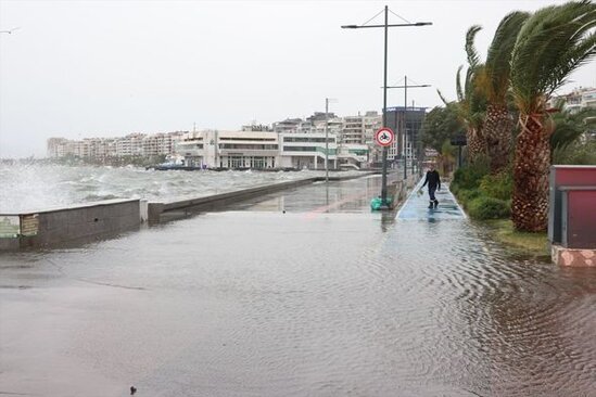 İzmirdə fırtına: Dəniz suları daşdı - FOTO