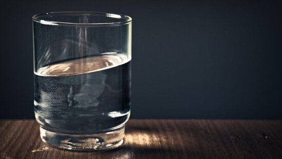 Qadının sidik kisəsindən stəkan çıxarıldı