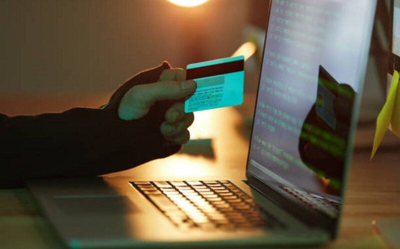 Dünən kartlardan 10 mindən çox pul oğurlanıb