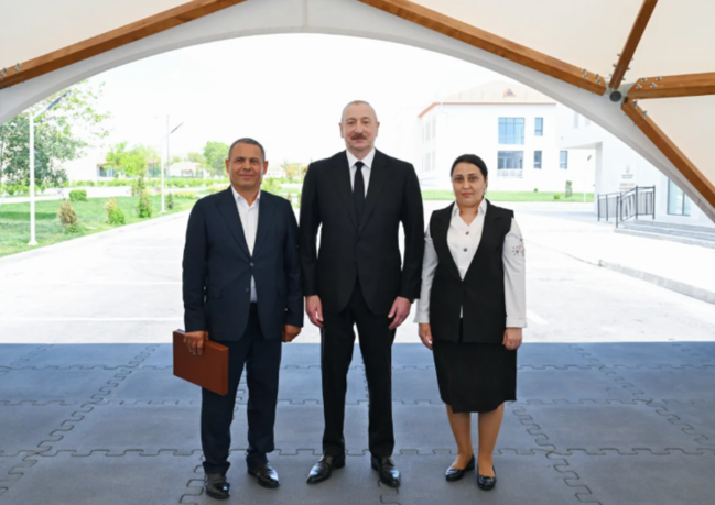 İlham Əliyev və Mehriban Əliyeva Şükürbəyli kəndinə köçən sakinlərlə görüşüblər - FOTO