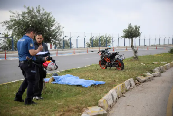 Qəzada ölən dostunun başında görün necə gözlədi - VİDEO