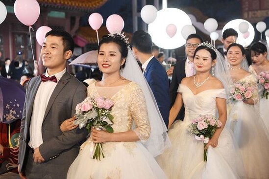 Çində evlənənlərin sayı rekord həddə düşüb