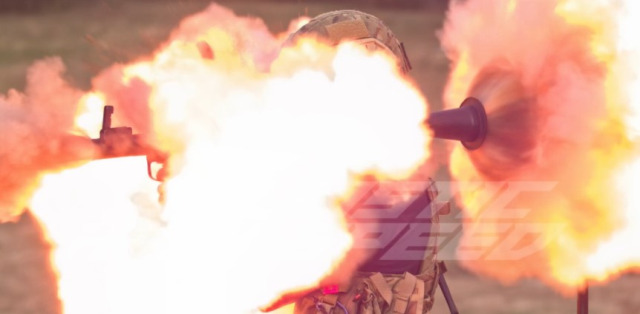 Video üçün canından olurdu! Raketatan məşhur yutuberin əlində partladı - VİDEO