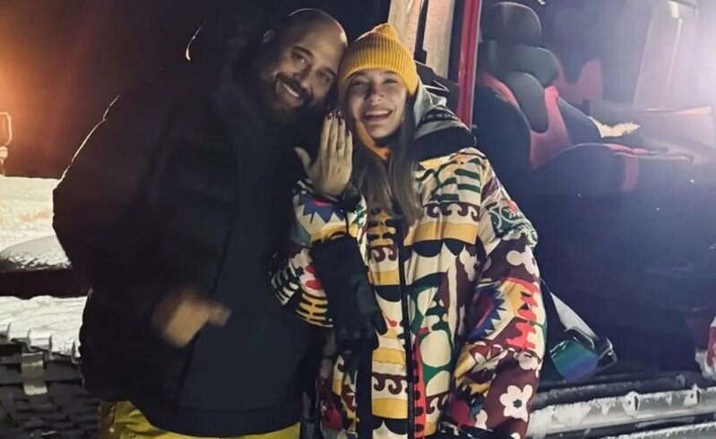 Özündən 21 yaş kiçik sevgilisinə unudulmaz evlilik təklifi etdi - VİDEO