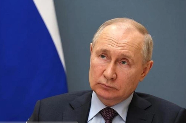 Putin həyatında ilk dəfə nə vaxt diz çökdüyünü açıqladı