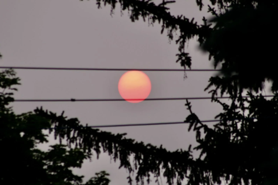 ABŞ-da günəşin rəngi görənləri heyrətləndirdi