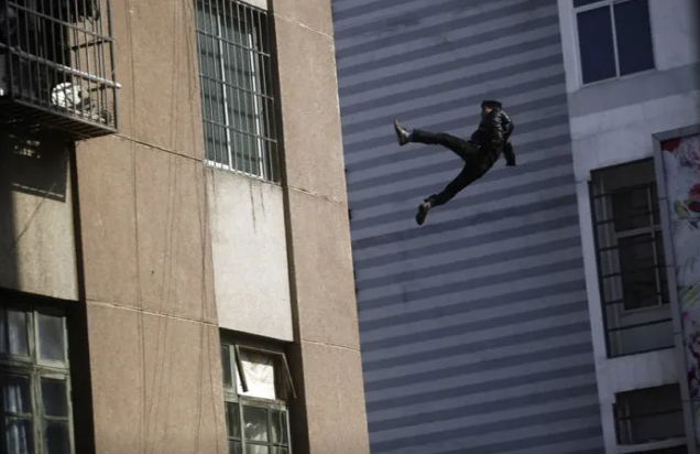 Təcili yardım həkimi çağırışa getdiyi evdə özünü binadan atdı