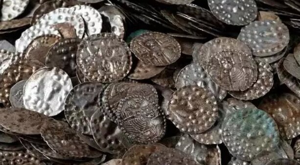 Bağında qurd axtarırdı, xəzinə tapdı - Fotolar