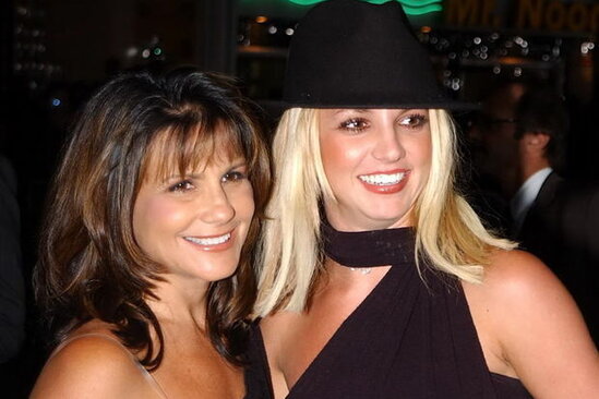 Britni Spirs illər əvvəl "ən təhlükəli heyvan" adlandırdığı anasını bağrına basdı