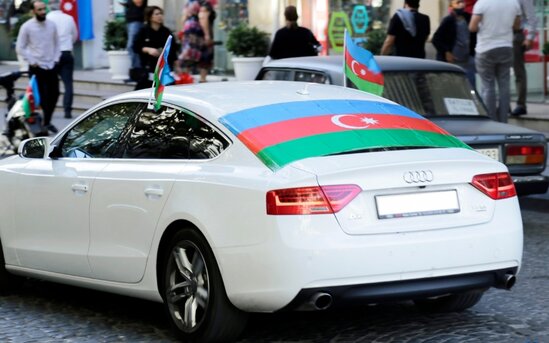 Avtomobilinin şüşəsinə bayraq vuranların NƏZƏRİNƏ!