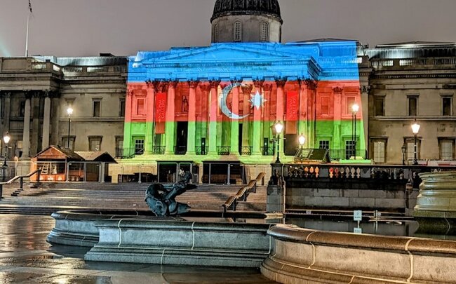 Britaniyada binalar bayrağımızın rənglərinə boyandı - Fotolar