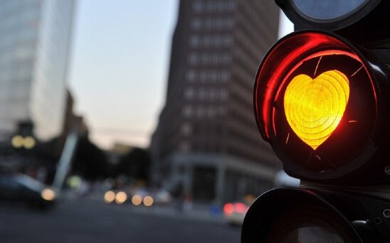 Bakıda avtomobil 30 yaşlı qadını vurub