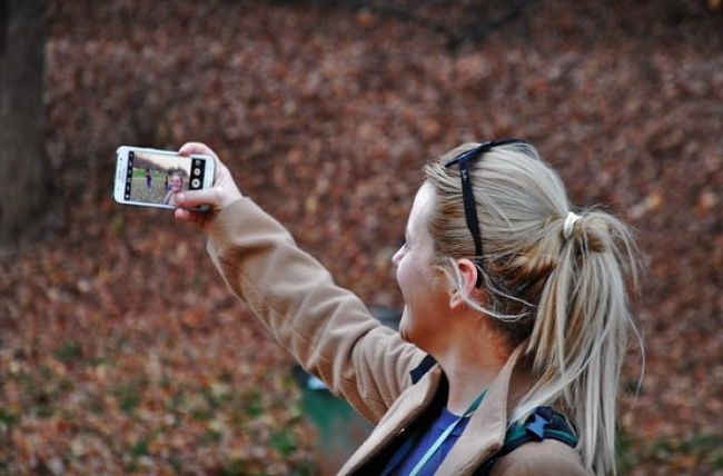 Dünyada selfi çəkərkən ölənlərin sayı 400-ə çatır