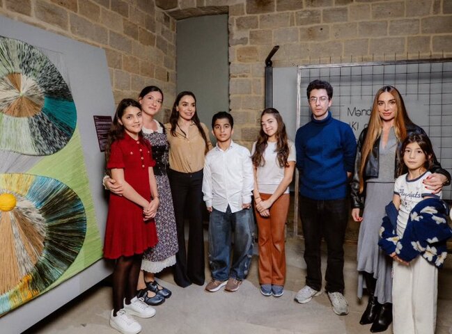 Leyla və Arzu Əliyevalar qızları ilə sərgidə... - Fotolar