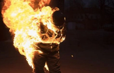 Azərbaycanda vəzifəli şəxsin üstünə benzin TÖKDÜLƏR