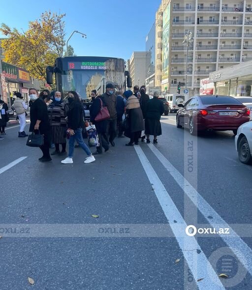 Bakıda sərnişin avtobusu qəzaya uğradı: Hərəkət dayandı - FOTO