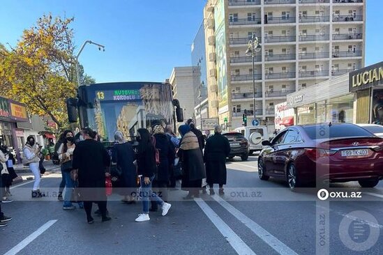 Bakıda sərnişin avtobusu qəzaya uğradı: Hərəkət dayandı - FOTO