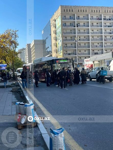 Bakıda sərnişin avtobusu qəzaya uğradı: Hərəkət dayandı - FOTO