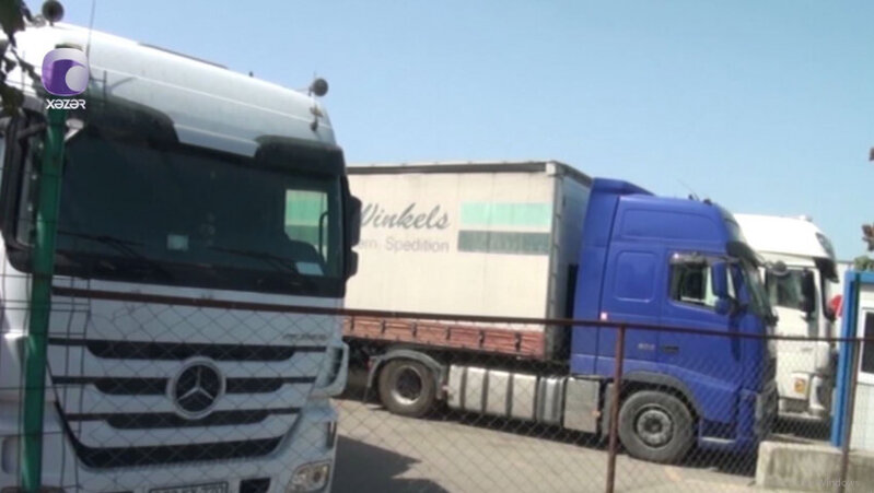 300 dən çox tır sürücüsü gömrükdə icazə vərəqəsini niyə ala bilmir? (VİDEO)