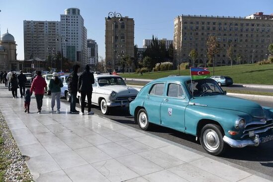 Bakida klassik avtomobillərin yürüşü keçirilib – FOTO
