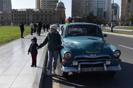 Bakida klassik avtomobillərin yürüşü keçirilib – FOTO