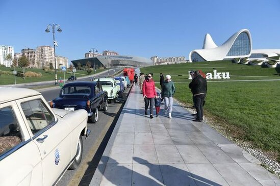 Bakida klassik avtomobillərin yürüşü keçirilib – FOTO
