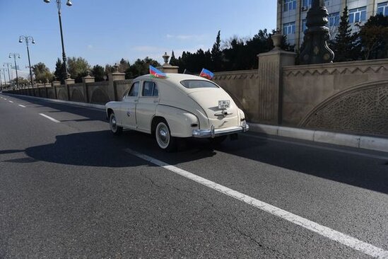 Bakida klassik avtomobillərin yürüşü keçirilib – FOTO