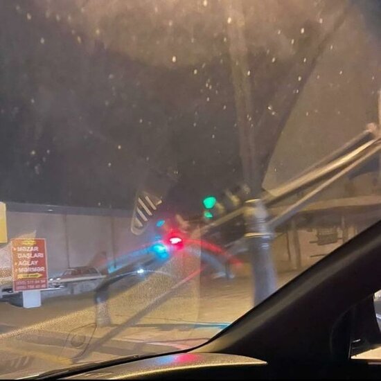 Güclü külək işıqforu sıradan çıxartdı – FOTO