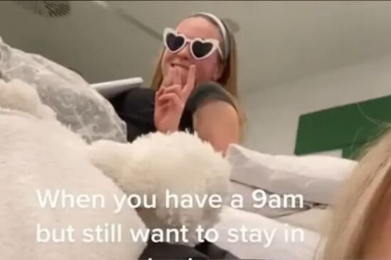 Mühazirəyə yatağı ilə gəldi - VİDEO