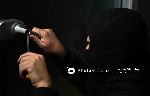 Bakıda evlərdən silsilə oğurluq edən şəxs ƏLƏ KEÇDİ: Taladığı əşyaların bir hissəsini satıb