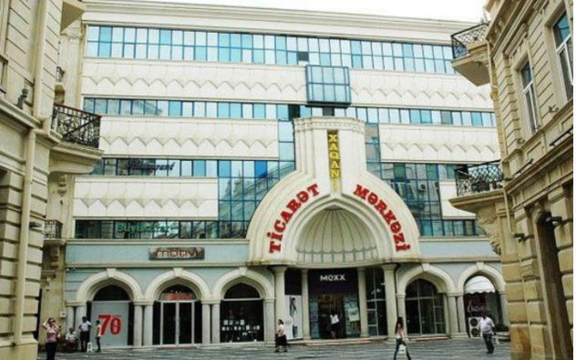 Ticarət mərkəzinin qarşısında təbii ehtiyacını ödəyən gənc cərimələndi: "Böyrəklərimdə problem var"