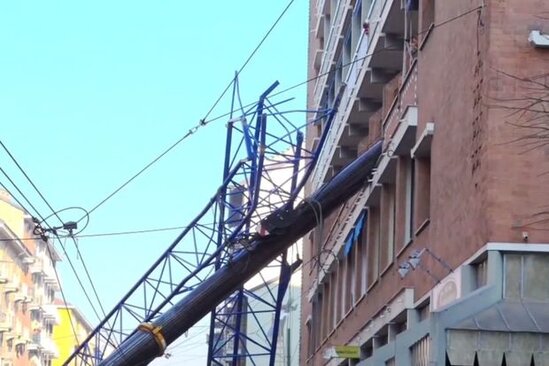 Turində iki tikinti kranı aşıb: Ölənlər var - VİDEO