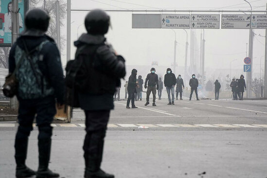 Silahlı şəxslər Almatıda iki böyük xəstəxananı mühasirəyə alıblar - VIDEO