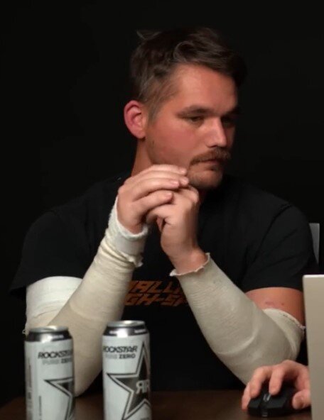 Video üçün canından olurdu! Raketatan məşhur yutuberin əlində partladı - VİDEO