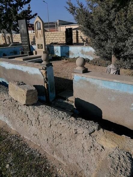 Sumqayıtda məzarların dəmir qapıları oğurlanıb - FOTO