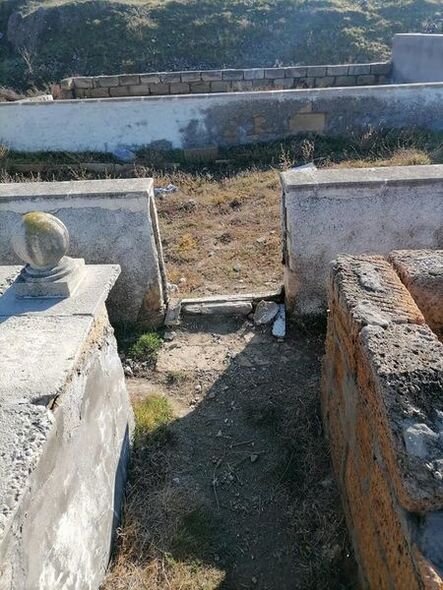 Sumqayıtda məzarların dəmir qapıları oğurlanıb - FOTO