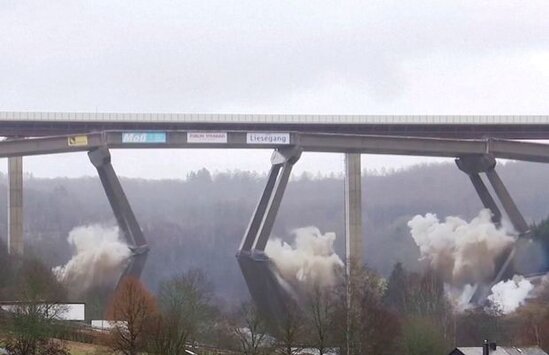 Almaniyada 500 metrlik körpü saniyələr ərzində çökdü - VİDEO