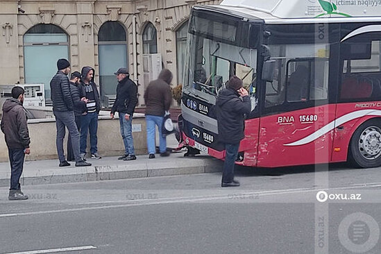 Paytaxtda sərnişin avtobusu qəza törətdi - FOTO